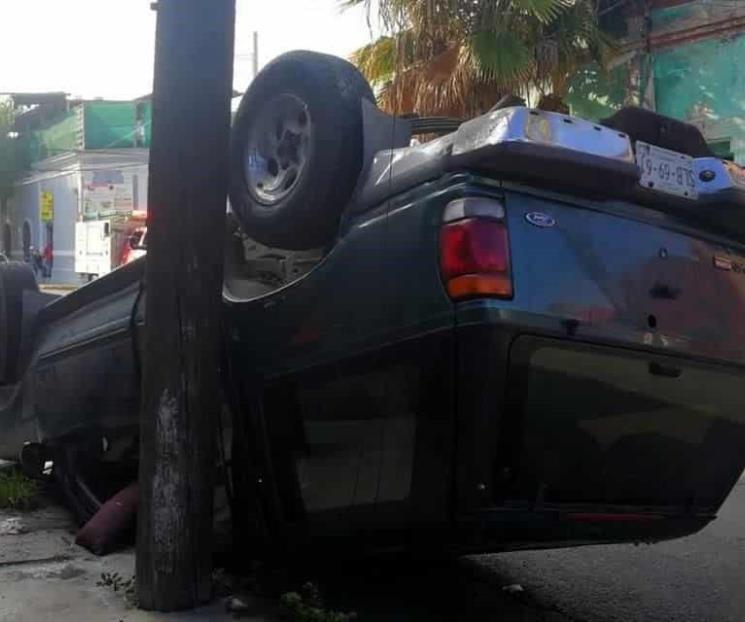 Vuelca camioneta en el Centro de Mty Vuelca camioneta en el Centro de Mty