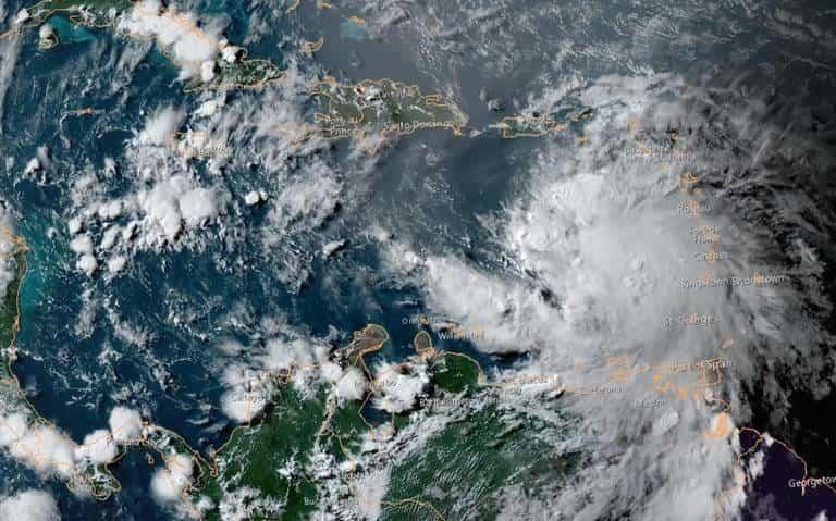 Huracán Elsa pierde fuerza, pero sigue amenazando al Caribe Huracán Elsa pierde fuerza, pero sigue amenazando al Caribe