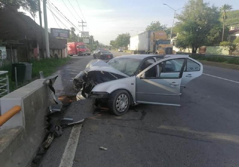 Choca auto en puente y lo abandona Choca auto en puente y lo abandona