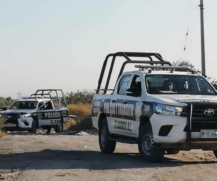Abandonan en brecha a ejecutado en un auto
