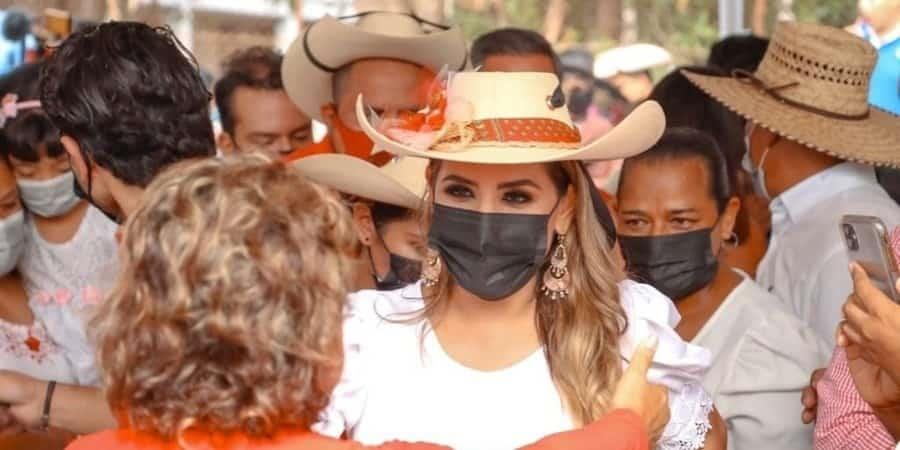 Impiden normalistas hacer mitin  a Evelyn