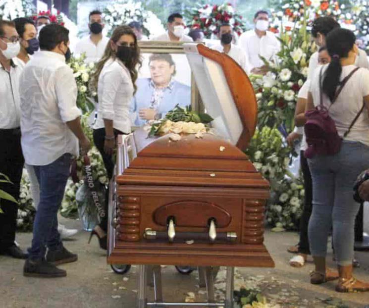 Lo despiden con rosas blancas Lo despiden con rosas blancas