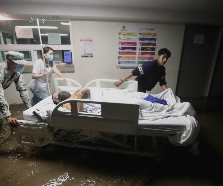 Trasladan a pacientes por inundación en hospital de Edomex Trasladan a pacientes por inundación en hospital de Edomex