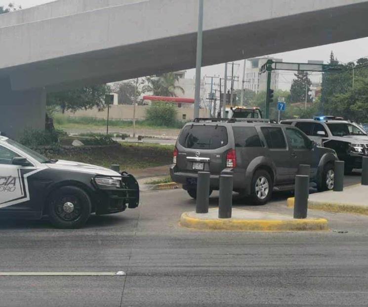 Abandona camioneta y causa caos Abandona camioneta y causa caos