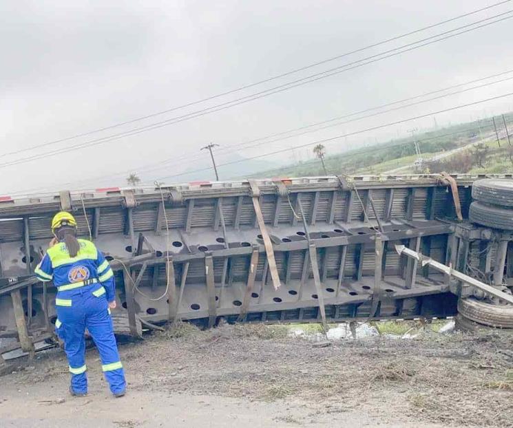 Vuelca tráiler en Santa Catarina Vuelca tráiler en Santa Catarina