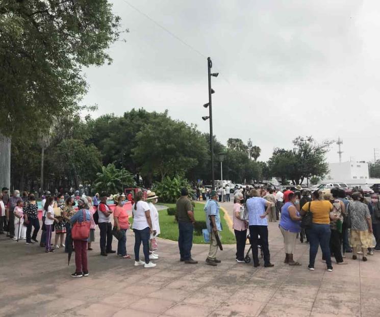 Continúan largas filas de espera para programa de 68 y más