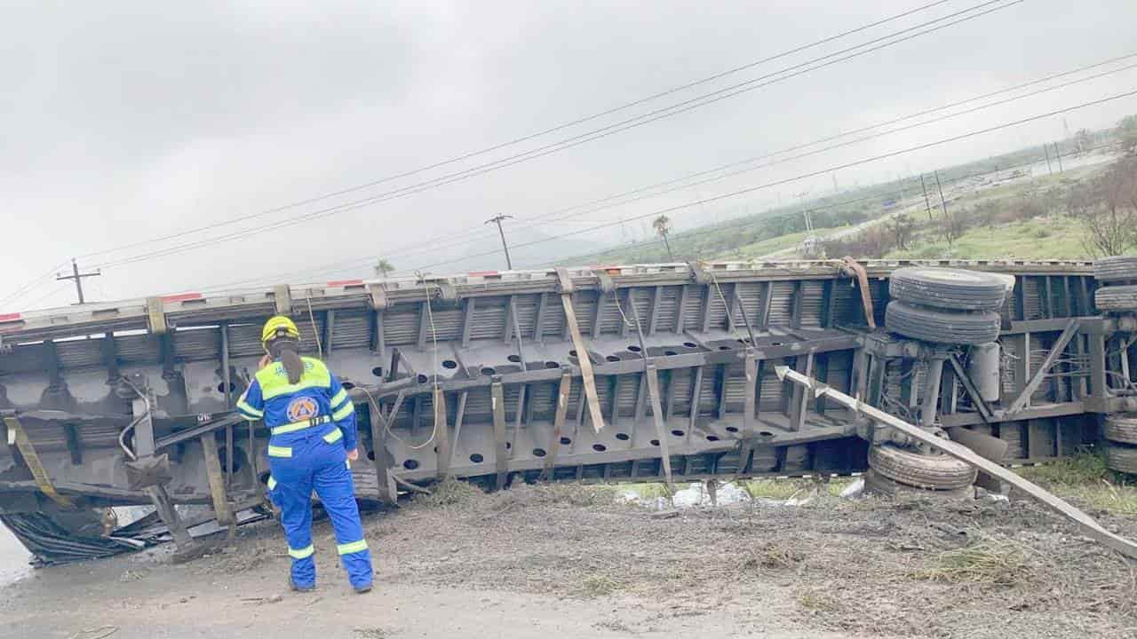 El tráiler de plataforma iba cargado con 30 toneladas de Zinc