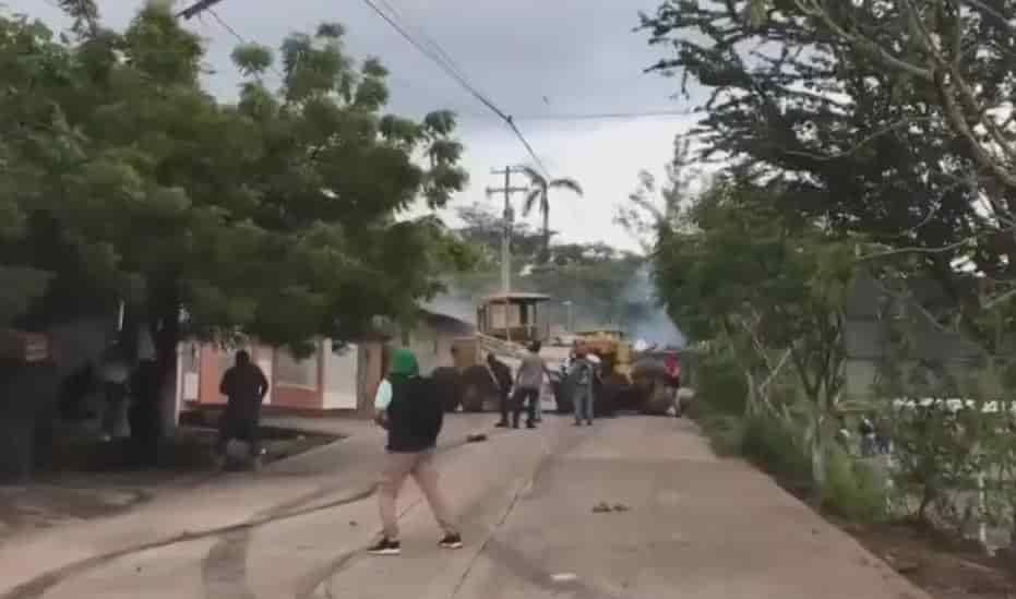 Atacan pobladores a militares en Michoacán Atacan pobladores a militares en Michoacán