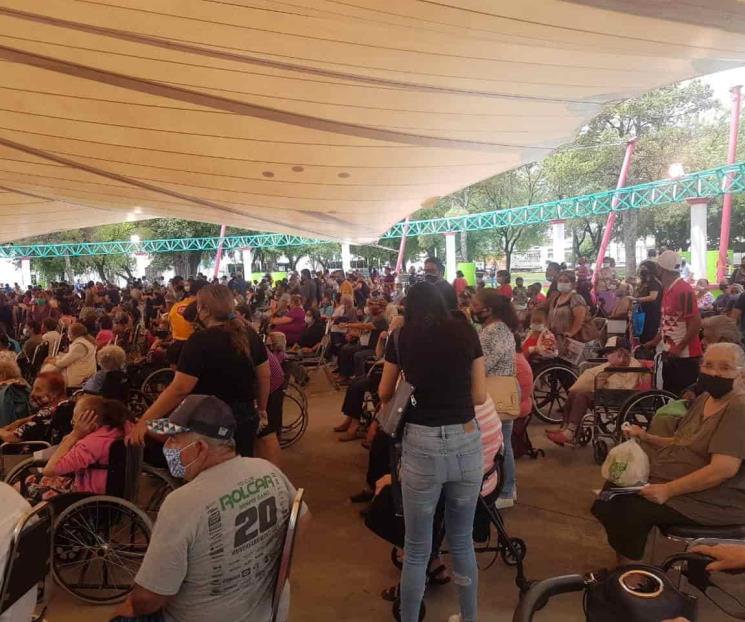 Ni la lluvia detiene filas para recibir tarjeta de Bienestar Ni la lluvia detiene filas para recibir tarjeta de Bienestar