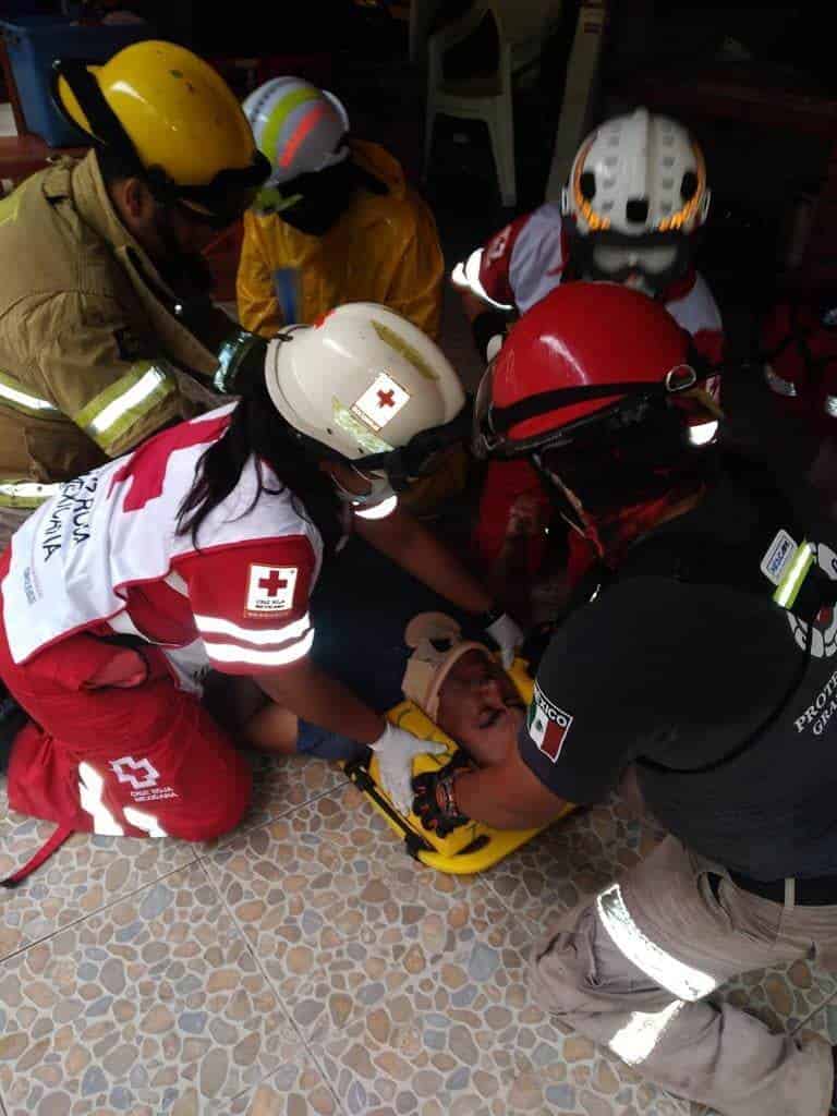 terminó con lesiones graves, después de desplomarse del segundo piso de su casa