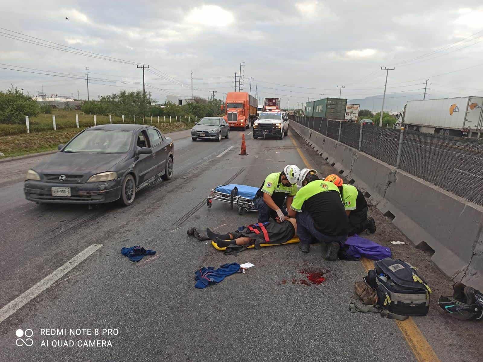 El motociclista resultó lesionado luego de estrellar su unidad contra el muro de concreto