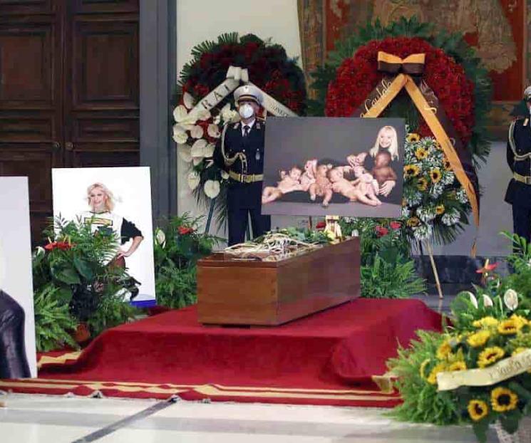 Despiden a Raffaella Carrá en Roma