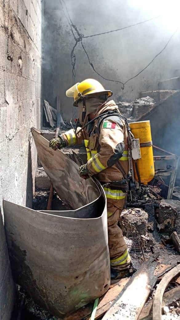 Deja incendio graves daños materiales Deja incendio graves daños materiales