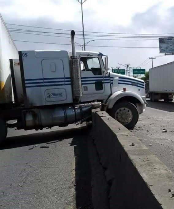 Choca tráiler contra muros en Carretera a Laredo Choca tráiler contra muros en Carretera a Laredo