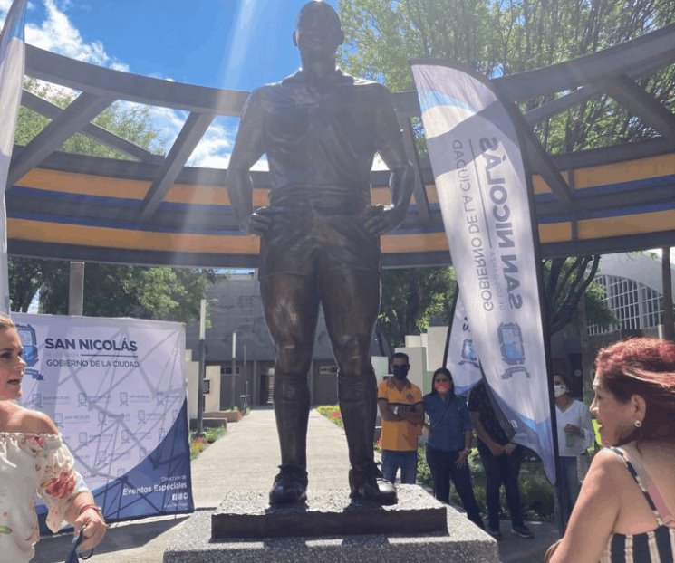 Presentan estatua en honor a Batocletti Presentan estatua en honor a Batocletti