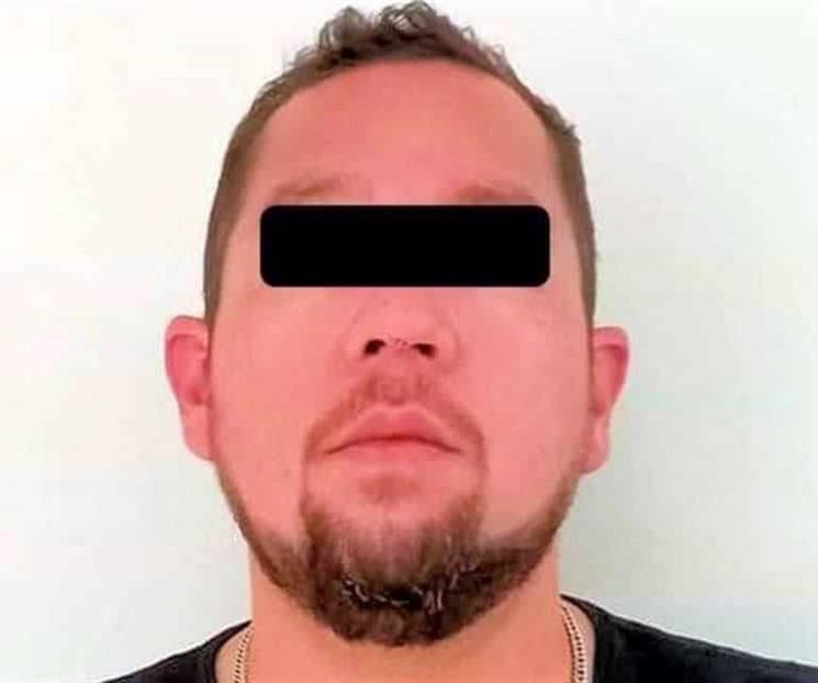 Amenaza con pistola a su esposa