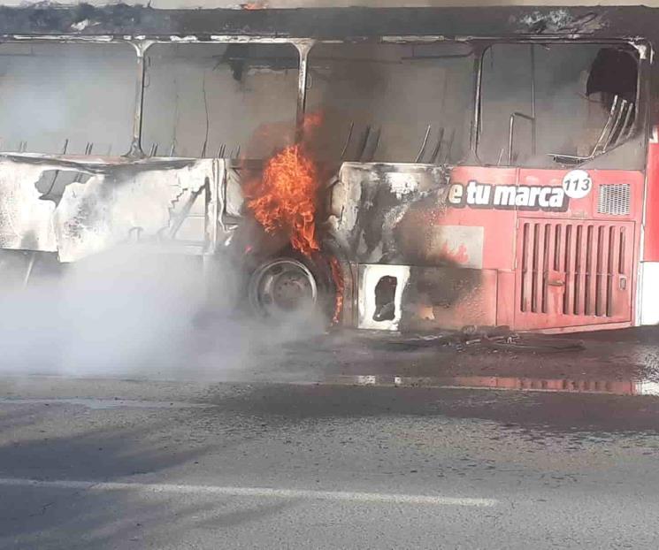 Se incendia camión de ruta urbana en Escobedo Se incendia camión de ruta urbana en Escobedo