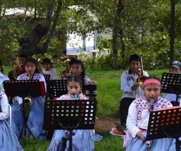 Roban instrumentos a banda filarmónica de Santa Ana-Ne’äm Roban instrumentos a banda filarmónica de Santa Ana-Ne’äm