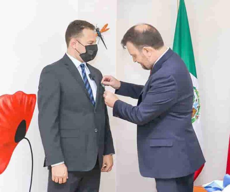 Condecora Francia a Ricardo Marcos