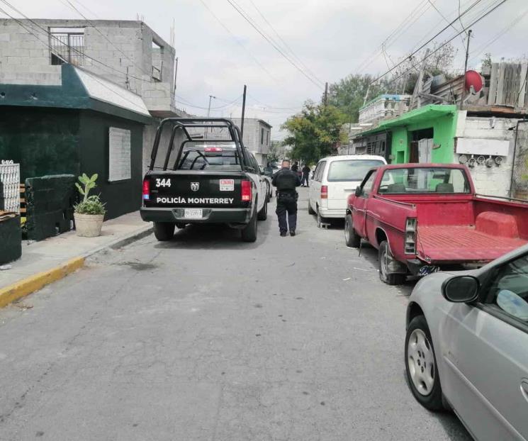 Balean a dos afuera de una casa