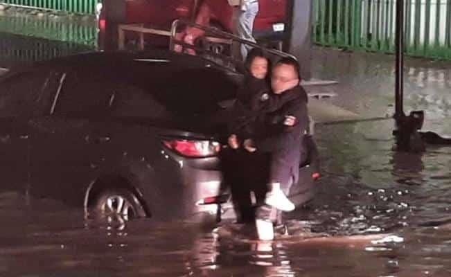 Familias quedan varadas en carretera 57 por lluvias Familias quedan varadas en carretera 57 por lluvias