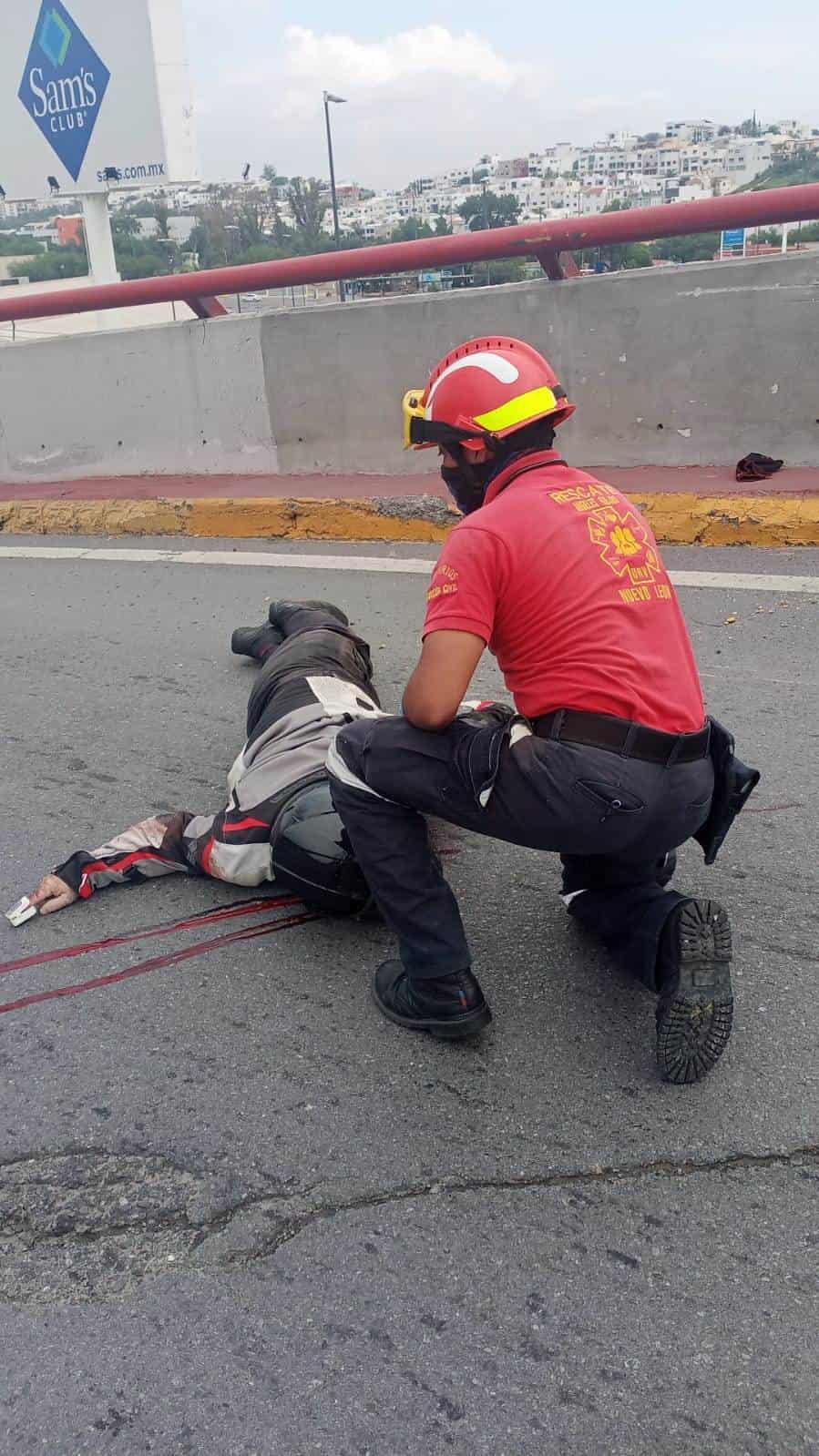 El motociclista falleció luego de derrapar y estrellarse contra uno de los muros de concreto