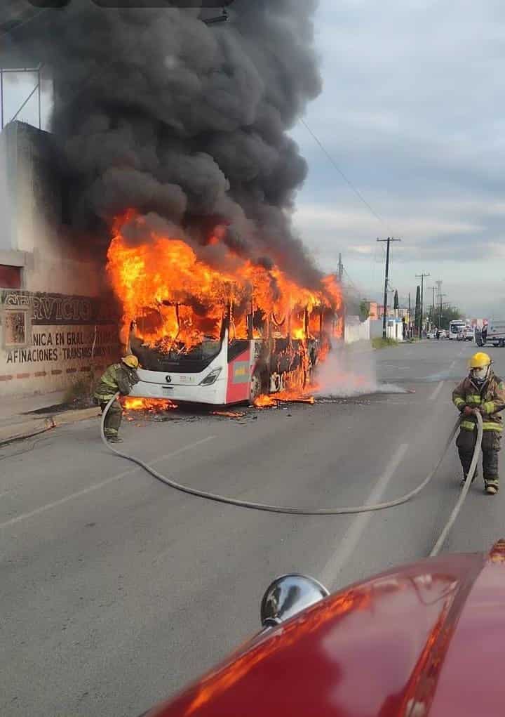 La unidad de la ruta 226 comenzó a incendiarse en forma repentina en la colonia San Genero en Escobedo