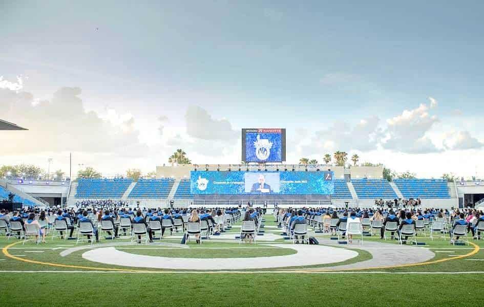 Festejan su graduación ... un año después Festejan su graduación ... un año después