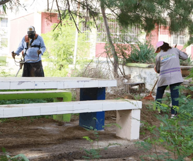 Dan mantenimiento a escuelas en García Dan mantenimiento a escuelas en García