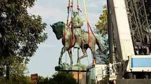 Estallan vítores cuando se retira la estatua de Lee Estallan vítores cuando se retira la estatua de Lee