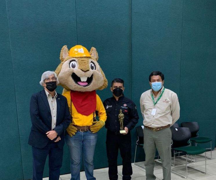 Reconocen a PC de NL por combatir incendios Reconocen a PC de NL por combatir incendios