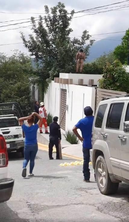 Intenta lanzarse de azotea Intenta lanzarse de azotea