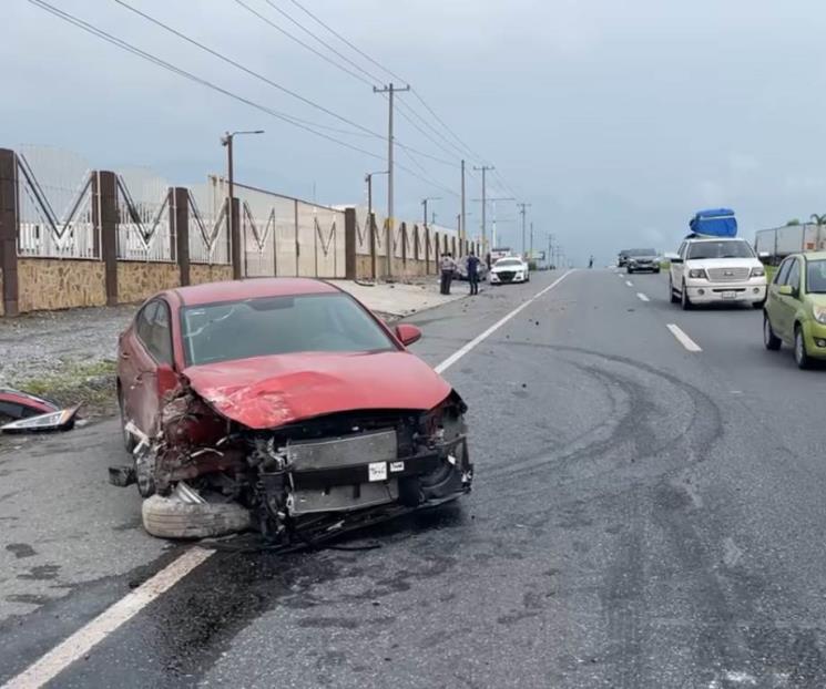 Impacta auto contra barda de empresa Impacta auto contra barda de empresa