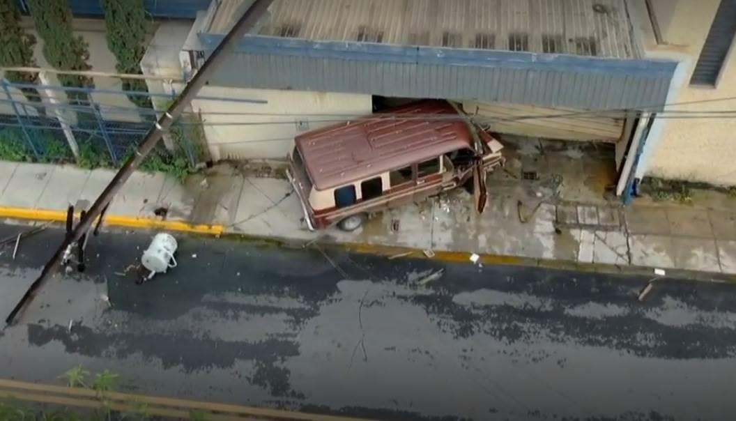 Ocasiona apagón con su camioneta Ocasiona apagón con su camioneta