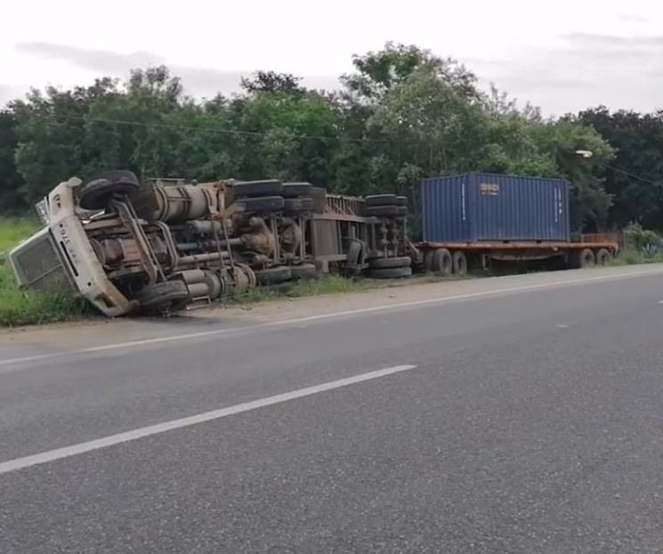 Vuelca tráiler en la Carretera Nacional Vuelca tráiler en la Carretera Nacional