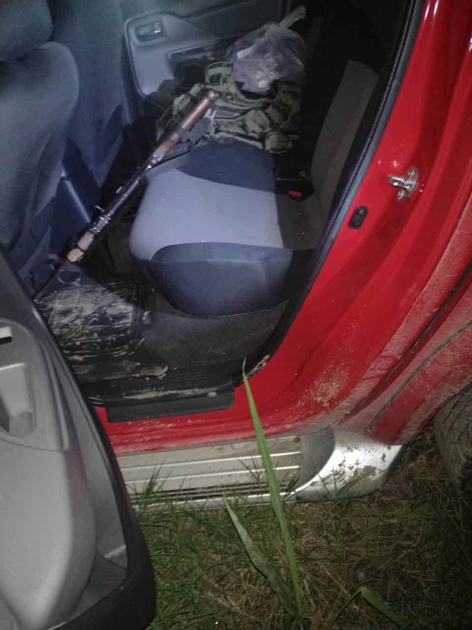 En la camioneta abandonada hallaron armas largas, municiones, cargadores, drogas, equipo táctico y equipos de comunicación