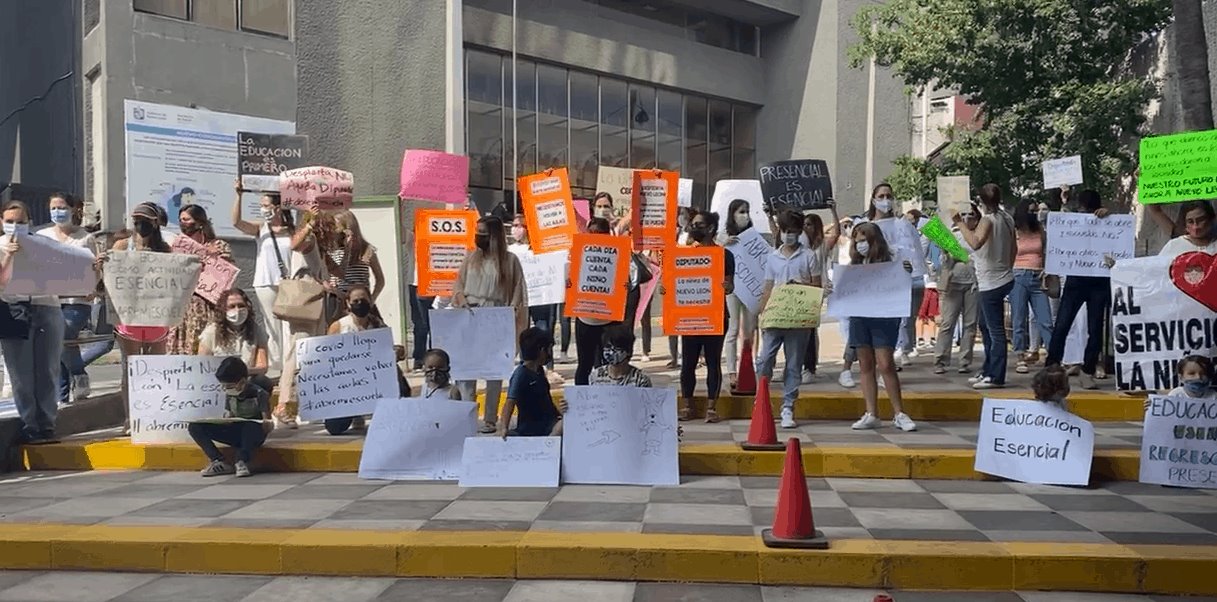 Protestan padres de familia, piden regreso a clases Protestan padres de familia, piden regreso a clases