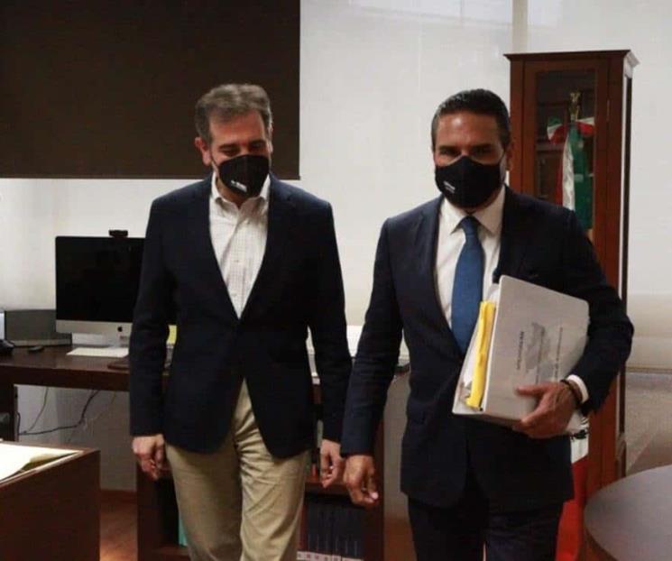 Ahora Silvano Aureoles acude al INE; entrega inquietudes