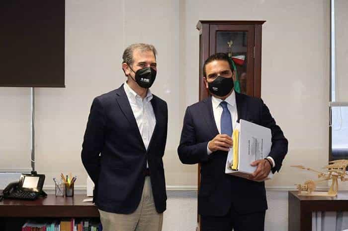 Acude Silvano Aureoles al INE; entrega inquietudes