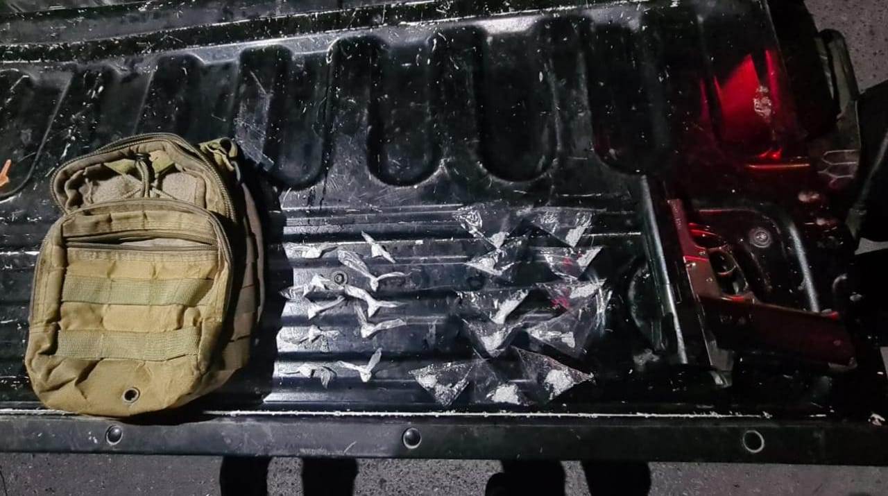 Arrestan a narcomenudista en posesión de una réplica de arma de fuego y varias dosis de droga