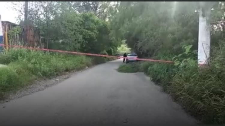Un hombre que viajaba en una camioneta tipo pick up, fue encontrado ejecutado