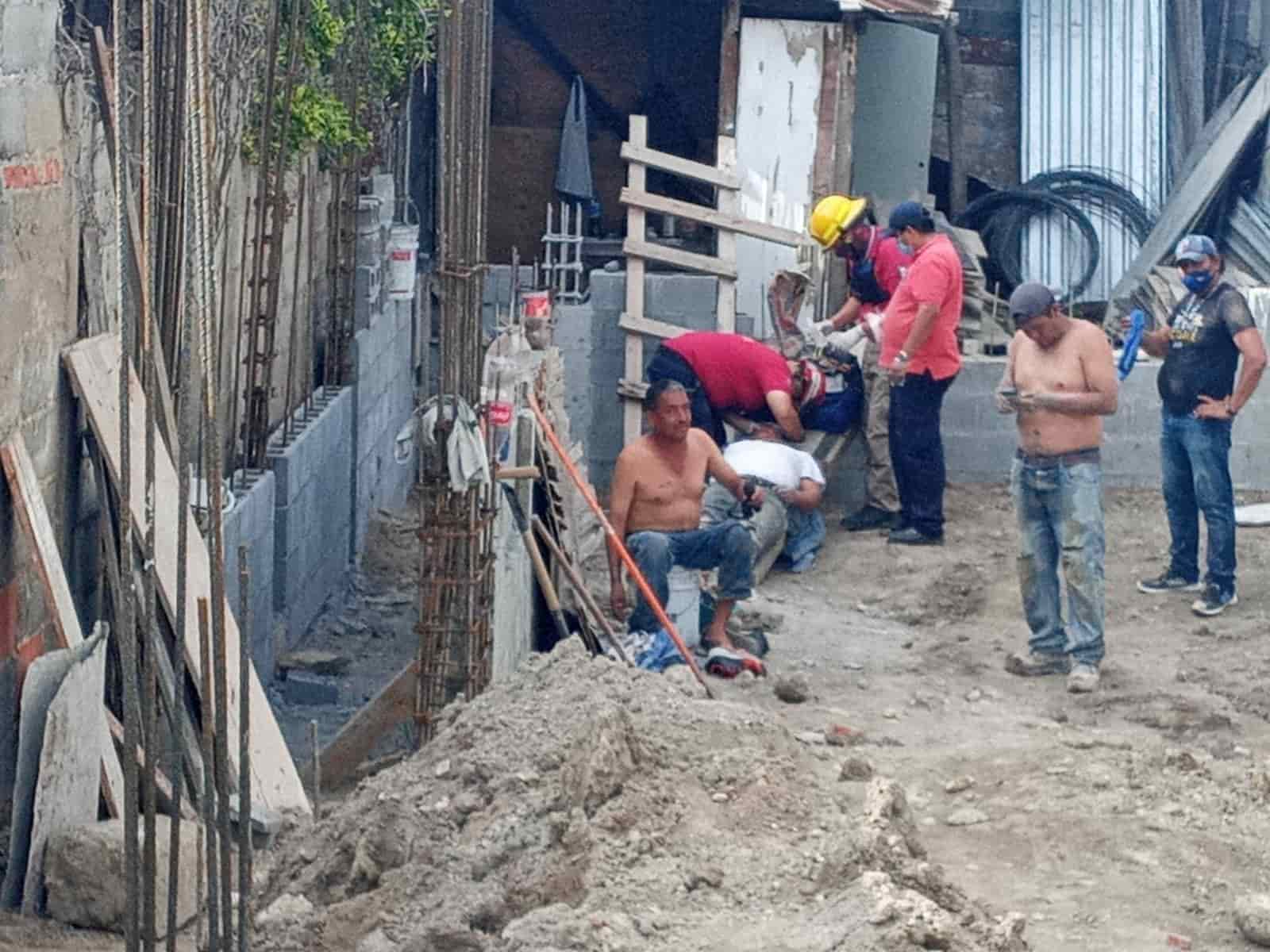 Dos trabajadores de la obra resultaron lesionado al caerles un talud de tierra