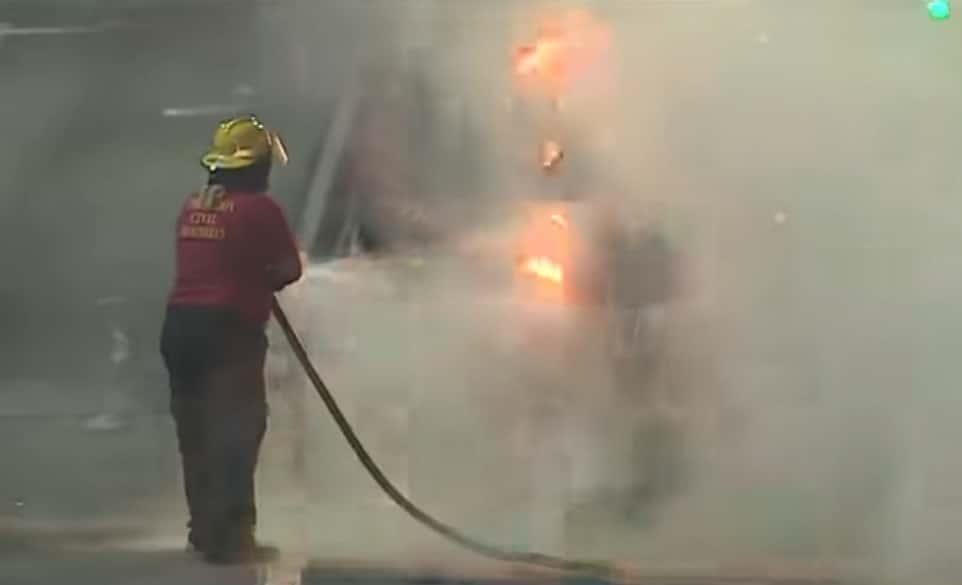 Hombre prende fuego a parachoques en Av. Morones Prieto