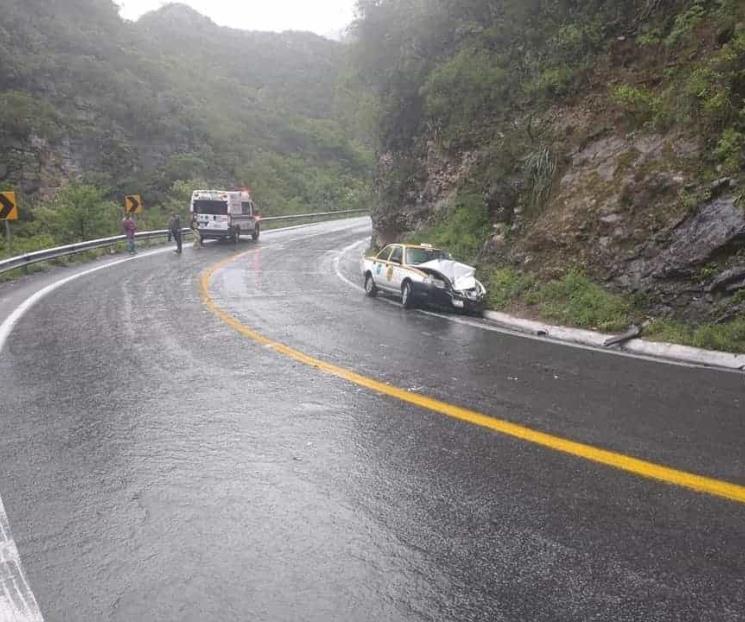 Chocan y dejan abandonado auto en Iturbide