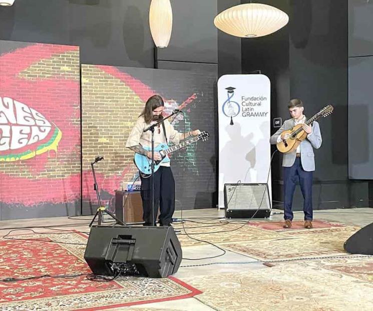 Entrega Juanes beca a joven talento