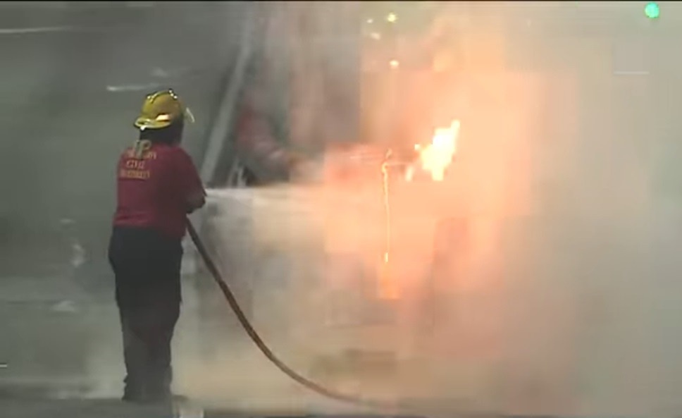 Un indigente les prendió fuego, a dos parachoques, luego de rosarlos con combustible