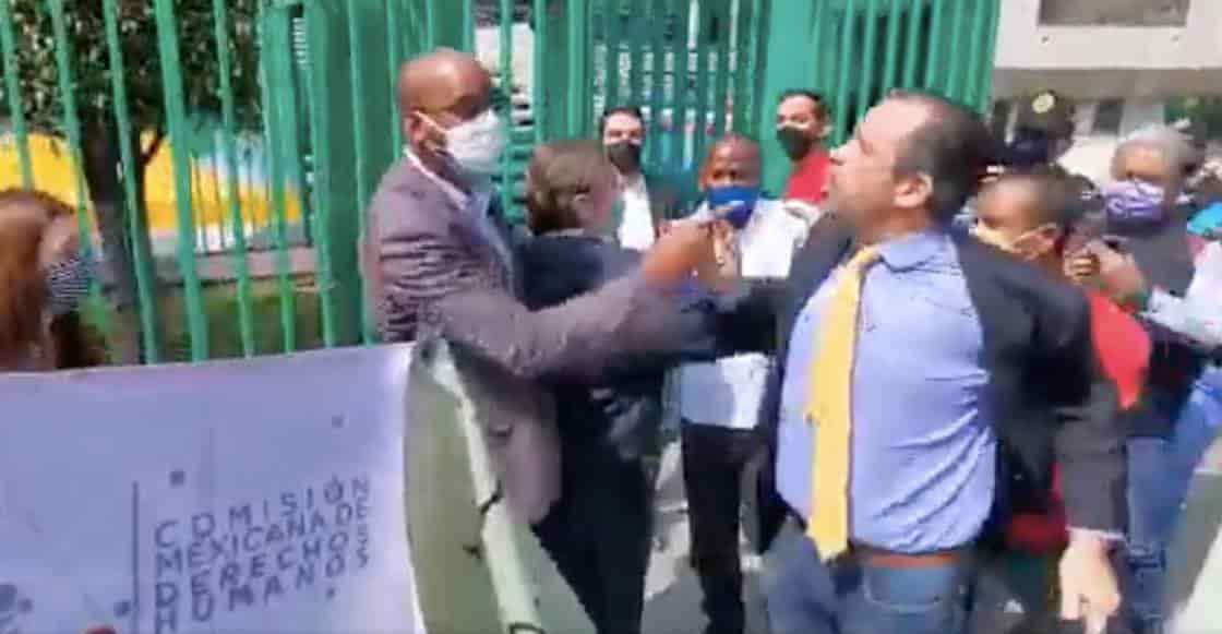 Se enfrentan en la embajada de Cuba panistas y activistas Se enfrentan en la embajada de Cuba panistas y activistas