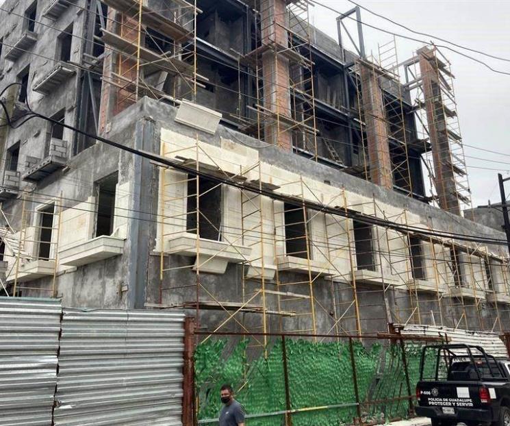 Muere albañil al caer de edificio Muere albañil al caer de edificio