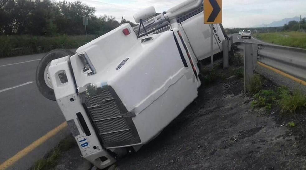 Vuelca tráiler en Carretera Nacional Vuelca tráiler en Carretera Nacional