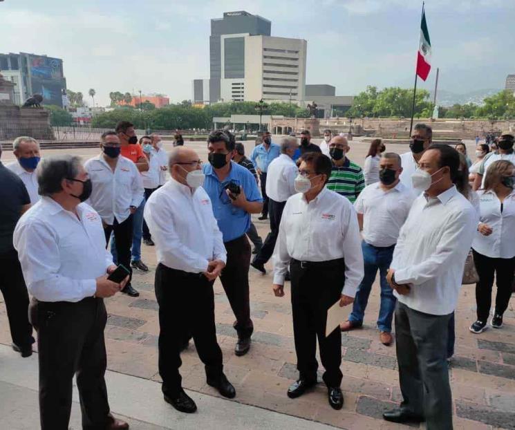 Protestan maestros y amagan con paro de labores Protestan maestros y amagan con paro de labores